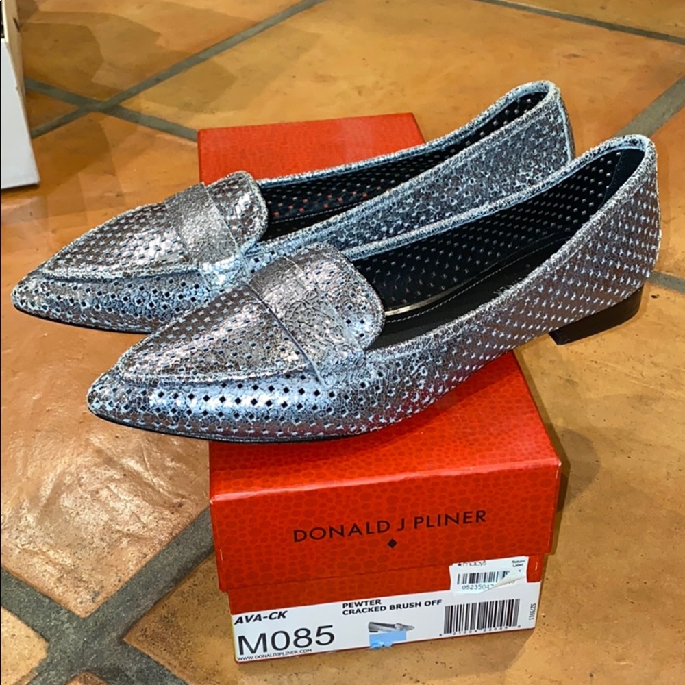 Donald J Pliner metallic silver loafer flats 8.5